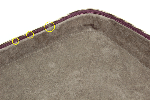 部分的に接着剤跡と角に隙間が見受けられるところがあります。