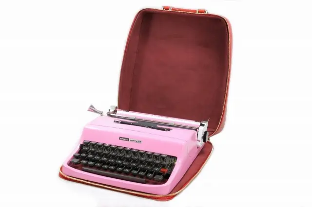 olivetti Lettera32 タイプライターケース内部（赤）