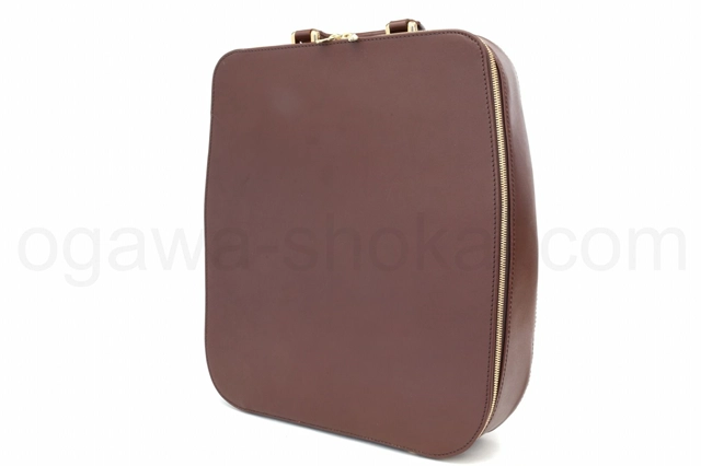 しっかりした構造なのでケース単体でも自立が可能です。