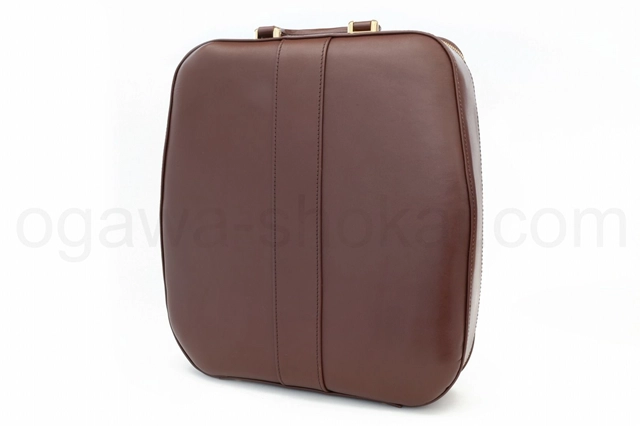 場所を取らず縦置きでタイプライターを保管可能です。