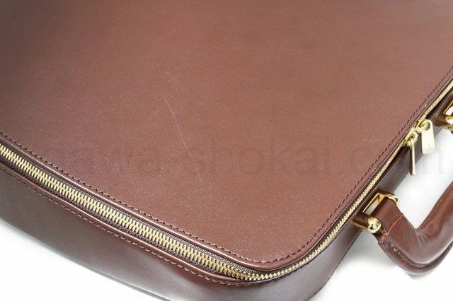 元々の素材がもつスレ傷があります（表面）