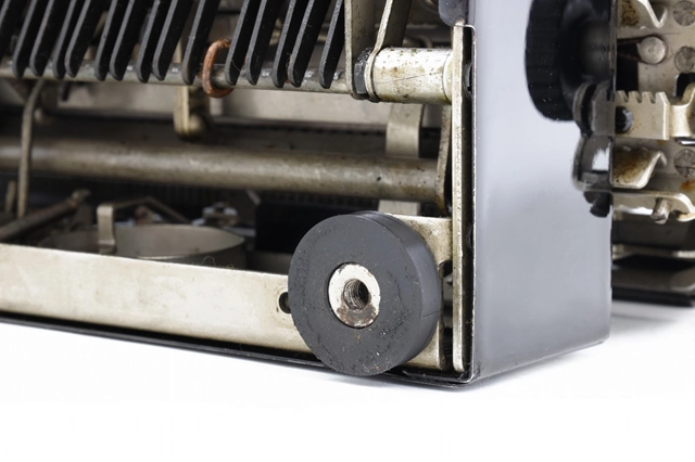 ROYAL Model P タイプライター用ゴム足の外観