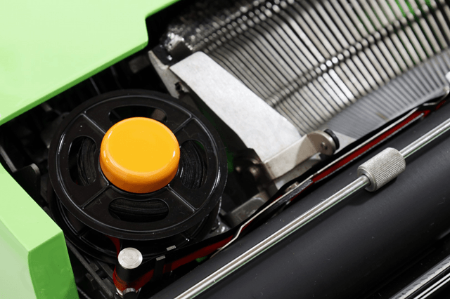 リボンを巻くスプールは新品の金属製（6,740円相当）に交換済