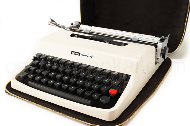 olivetti Lettera32 タイプライターケース内部（白）