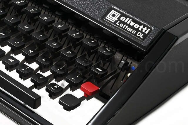 olivetti Lettera Black 斜め前