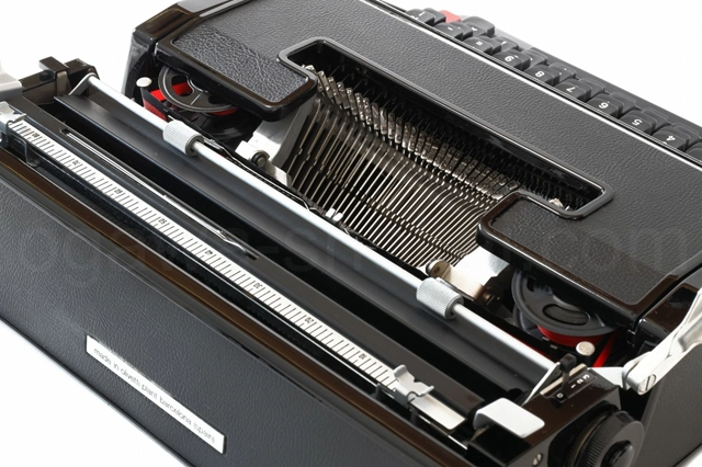 前モデルとの違いは再度パネルをブラックアウトしたところです。