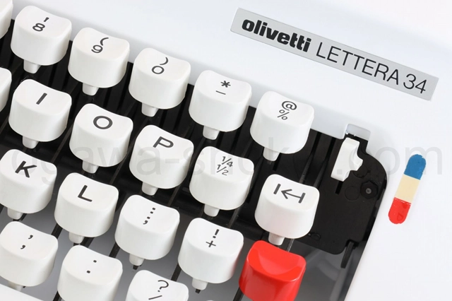 白いキーボードには白いボディーが似合います。