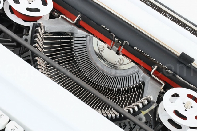 オリベッティ Lettera Black タイプライター オーバーホール済の内部