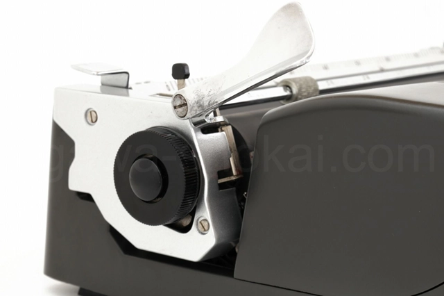 傷だらけのプラテンノブは再塗装で綺麗に仕上げています。