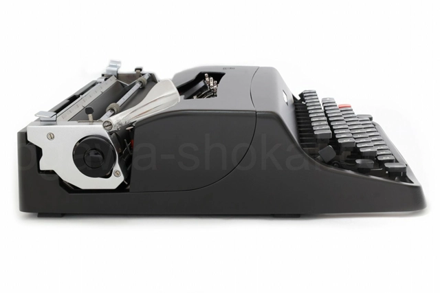 左から見たオリベッティ Lettera 32