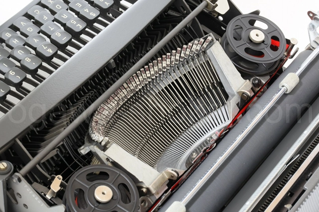 オリベッティ Lettera 32 タイプライター オーバーホール済の内部