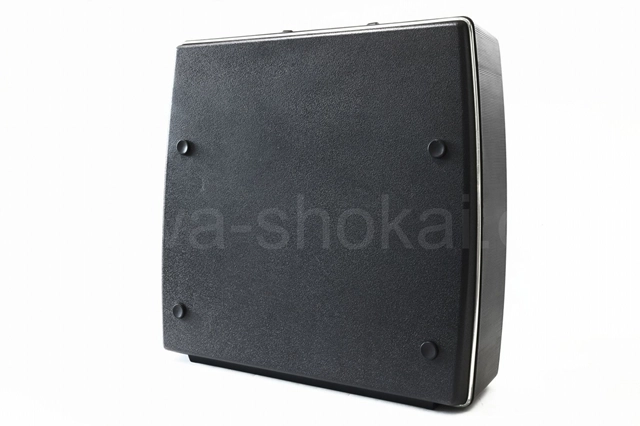 ケースには小さな傷が複数あります。