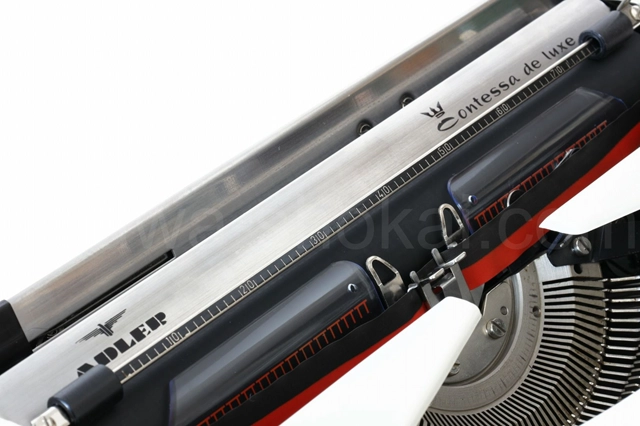 ヘアライン加工が高級感を出しています。