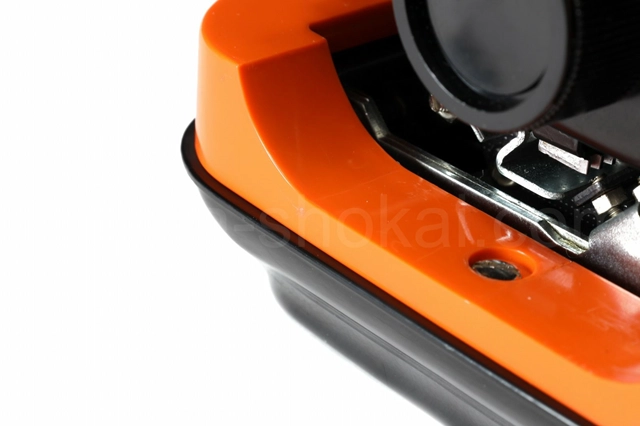 見えづらいですが小さな欠けがあります。