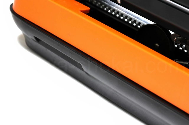 ケース接合部に小擦り傷があります。