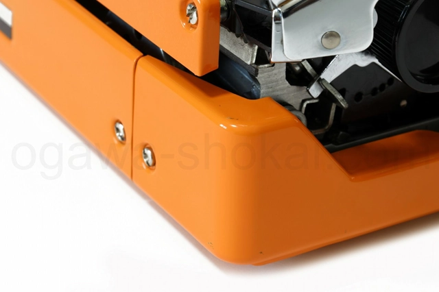 後部角に小さな傷があります