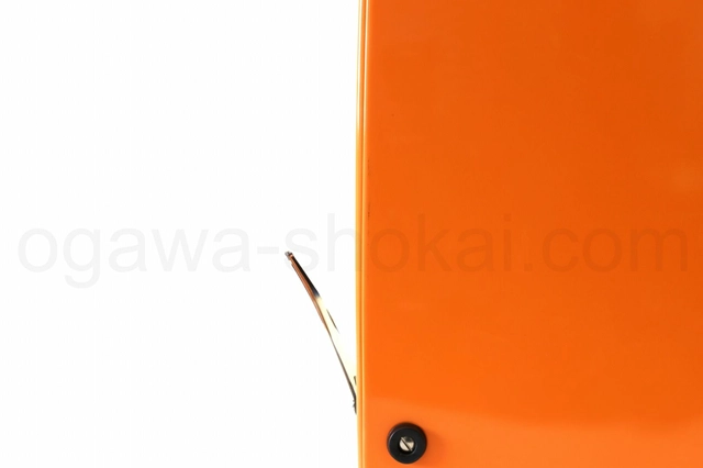 背面に傷があります