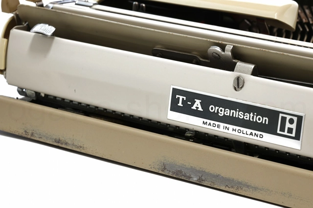 背面に大きな傷があります