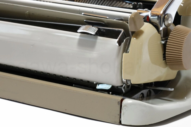 背面に小さな傷があります