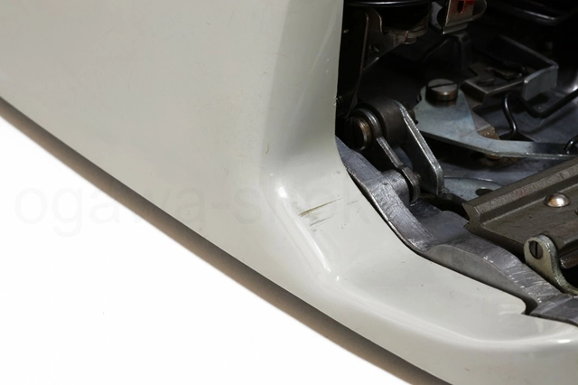 左右とも後部に傷があります