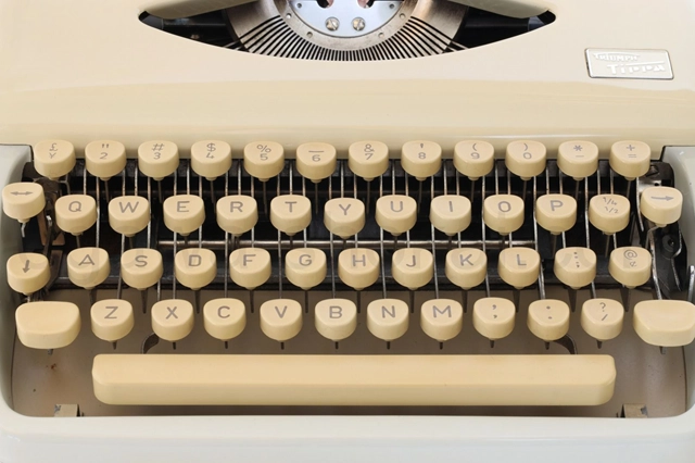 多用途に使いやすい一般的な英文配列のキーボード