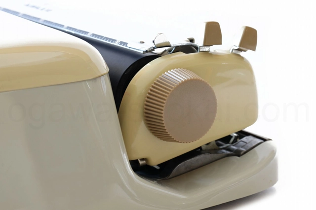 右のプラテンノブは綺麗な状態です。