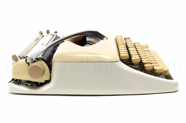 左右とも小さな擦り傷があります