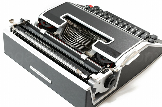 ボディーの割れかけが当たり前のLettera DLですが全て修復済です。