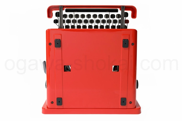 中古機の背面は傷だらけですが再塗装された本機は綺麗です。