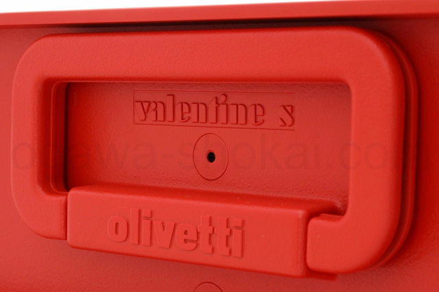 持ち運び用の取手がついています。