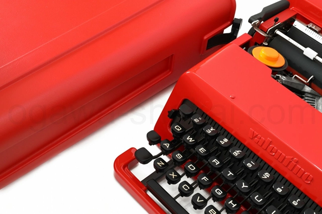 オリベッティ バレンタイン 斜め前から