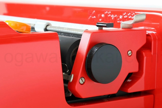 傷だらけのプラテンノブは再塗装で綺麗に仕上げています。