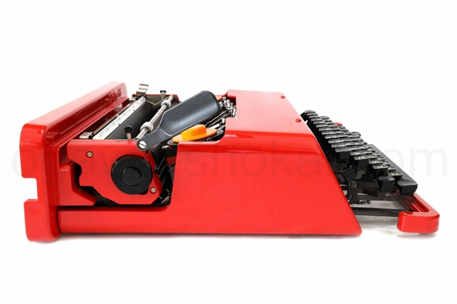 イタリアの高級スポーツカーのような赤