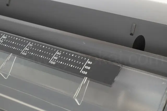 小さな汚れがあります。