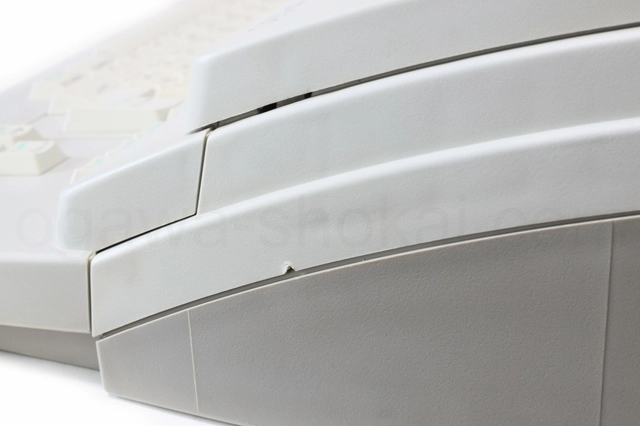 右側面に目立つ傷があります。