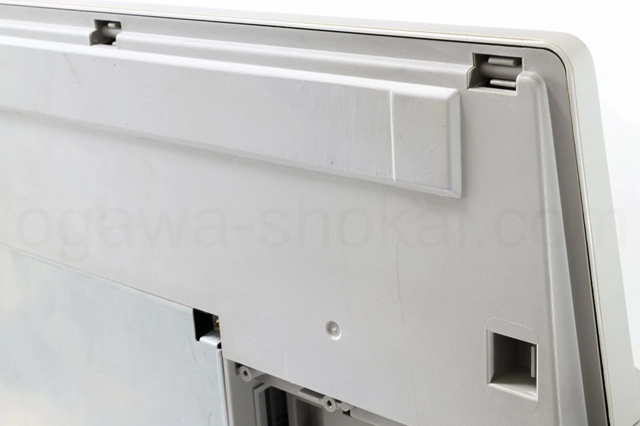 背面は目立つ傷が複数あります。