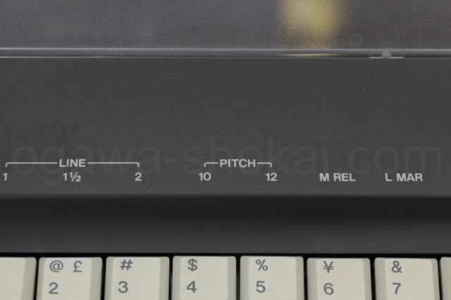 角度によっては目立つ傷があります。