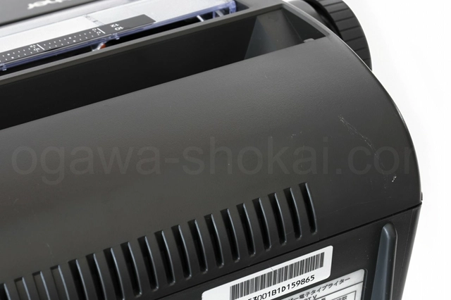 後面に目立つ傷があります。