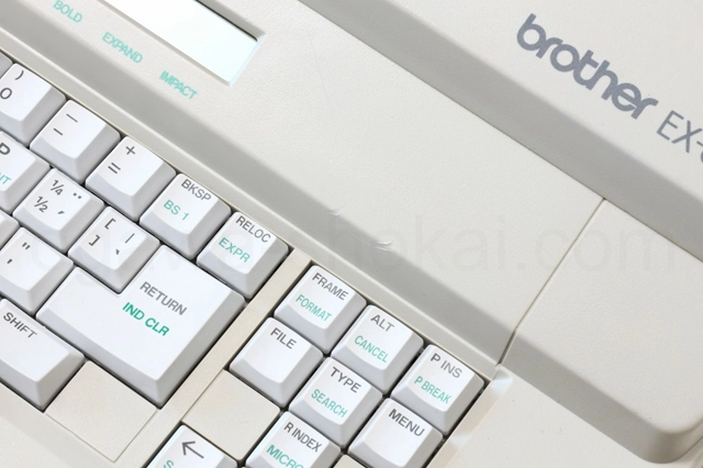 前面パネルに目立つ傷があります。