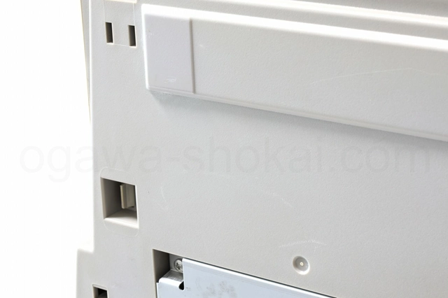 背面は目立つ傷が複数あります。