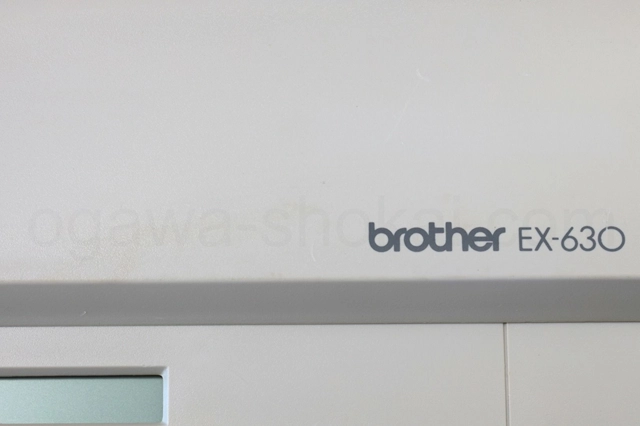 本体には薄い傷があります。