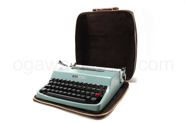 olivetti Lettera32 タイプライターケース内部