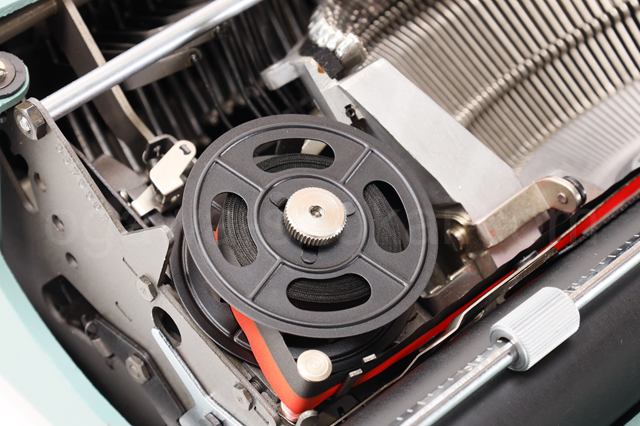 リボンを巻くスプールは新品の金属製（6,740円相当）に交換済