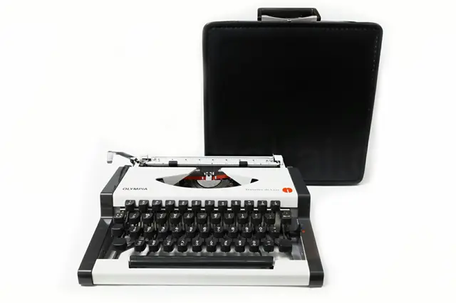 OLYMPIA（オリンピア） Traveller de luxe 中古タイプライター