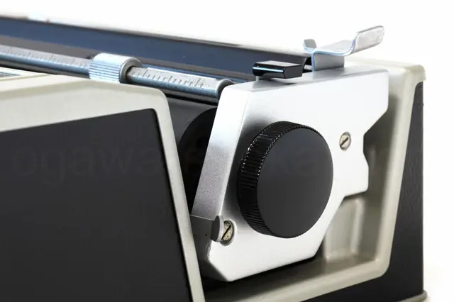 一般的に傷だらけのプラテンノブも再塗装済で綺麗です。