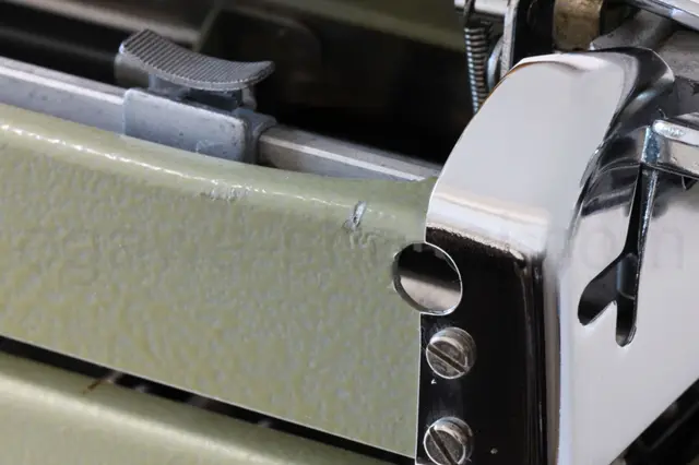 背面に小傷があります。