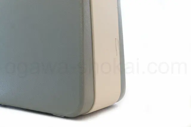 ケース横に目立つ傷汚れがあります。