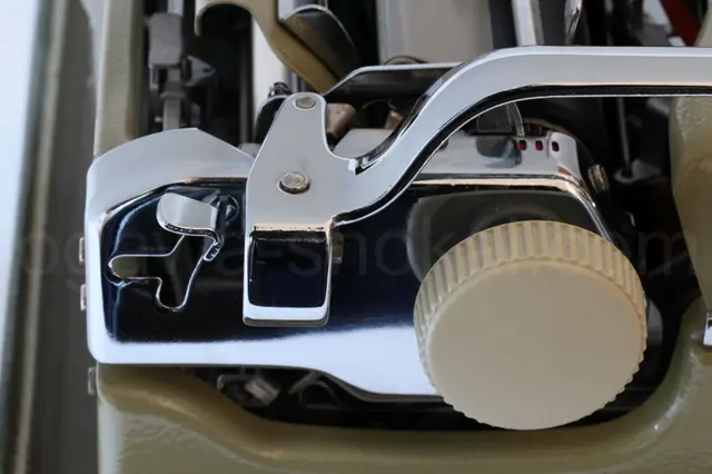 くすみのない綺麗なメッキパーツは高級感あり