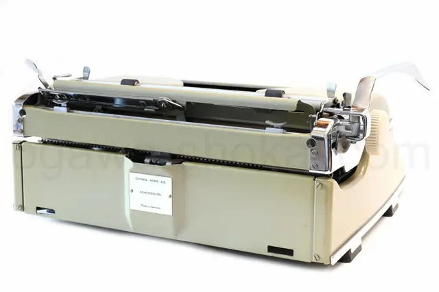 直線的でタイプライターらしいデザイン