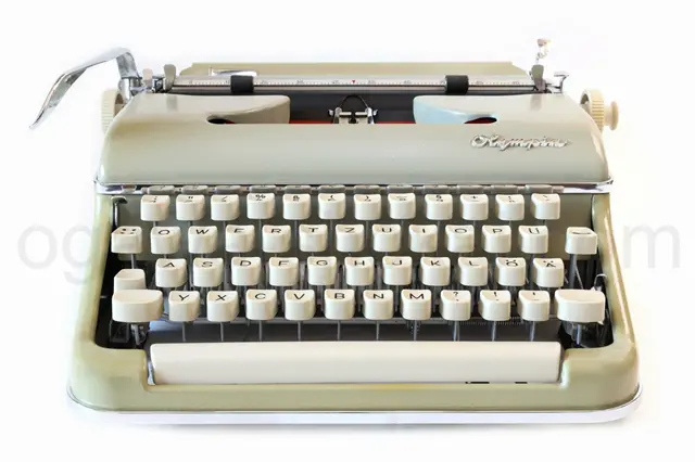 OLYMPIA SM2タイプライター正面から